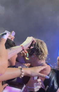 Ross Lynch kissing a fan during his set at Lollapalooza Argentina