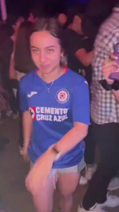 Video de la Güerita Preciosa con playera del Cruz Azul bailando.