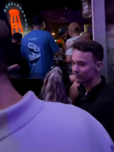 El Video de Bad Bunny besandose con un hombre en un bar de Nashville